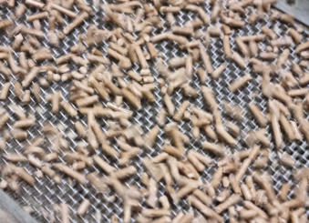 Proizvodnja in prodaja peletov iz smrekovega lesa kvalitete A1. Iz žagovine iz slovenskih žag.