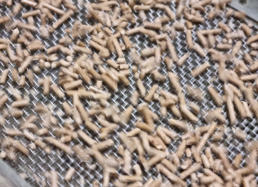Proizvodnja in prodaja peletov iz smrekovega lesa kvalitete A1. Iz žagovine iz slovenskih žag.