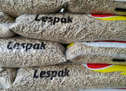 Proizvodnja in prodaja peletov iz smrekovega lesa kvalitete A1. Iz žagovine iz slovenskih žag.