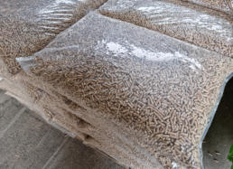 Proizvodnja in prodaja peletov iz smrekovega lesa kvalitete A1. Iz žagovine iz slovenskih žag.