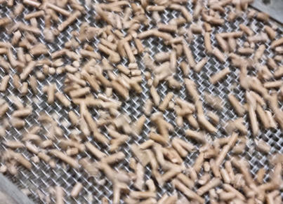 Proizvodnja in prodaja peletov iz smrekovega lesa kvalitete A1. Iz žagovine iz slovenskih žag.