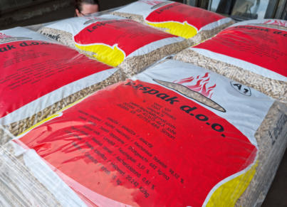 Proizvodnja in prodaja peletov iz smrekovega lesa kvalitete A1. Iz žagovine iz slovenskih žag.